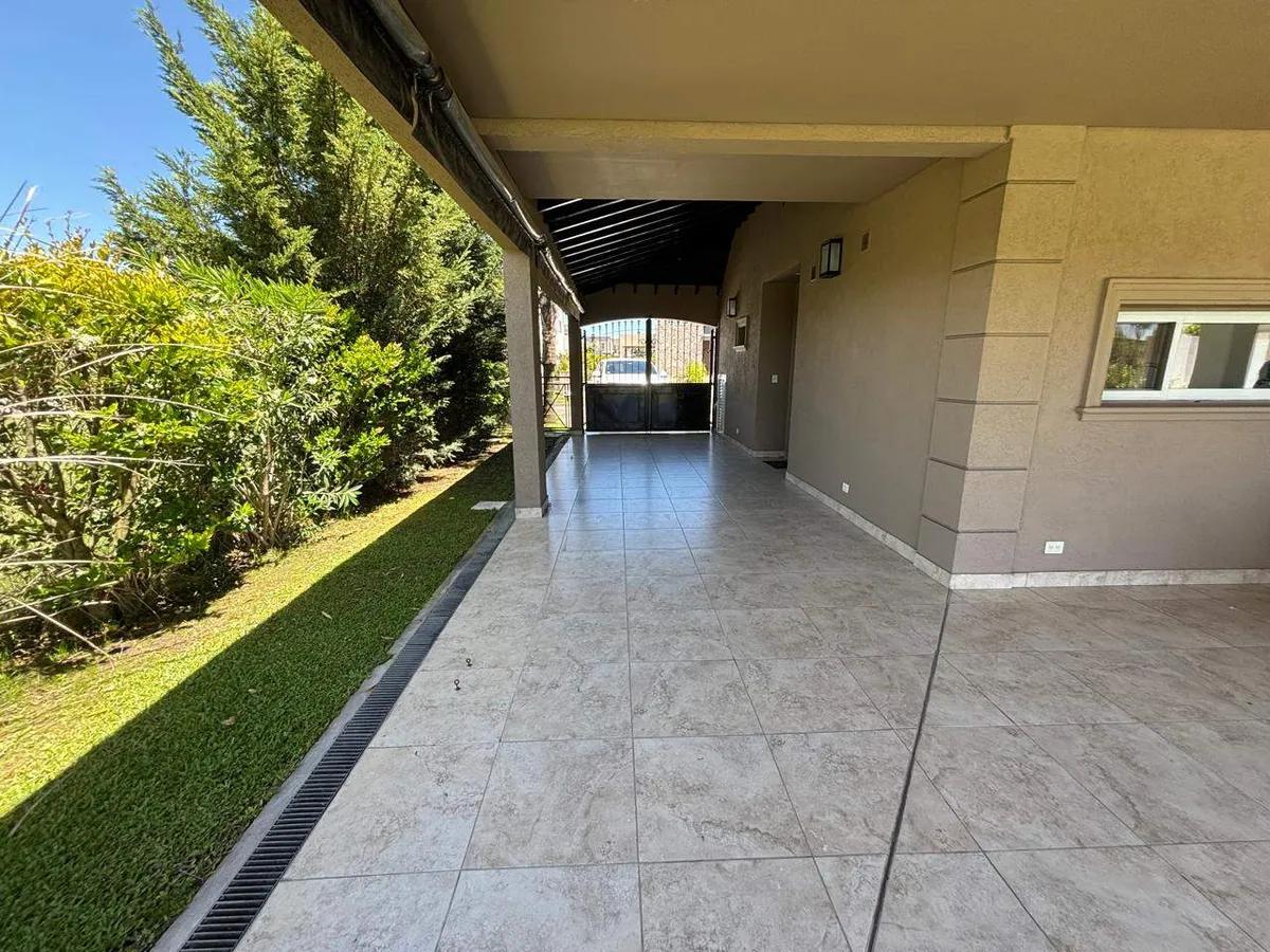 1e0a6255-ab93-4be2-a9ff-4665cd3b5475 Hermosa casa en venta, ubicado en el barrio Club de Campo Santa Rita, San vicente.