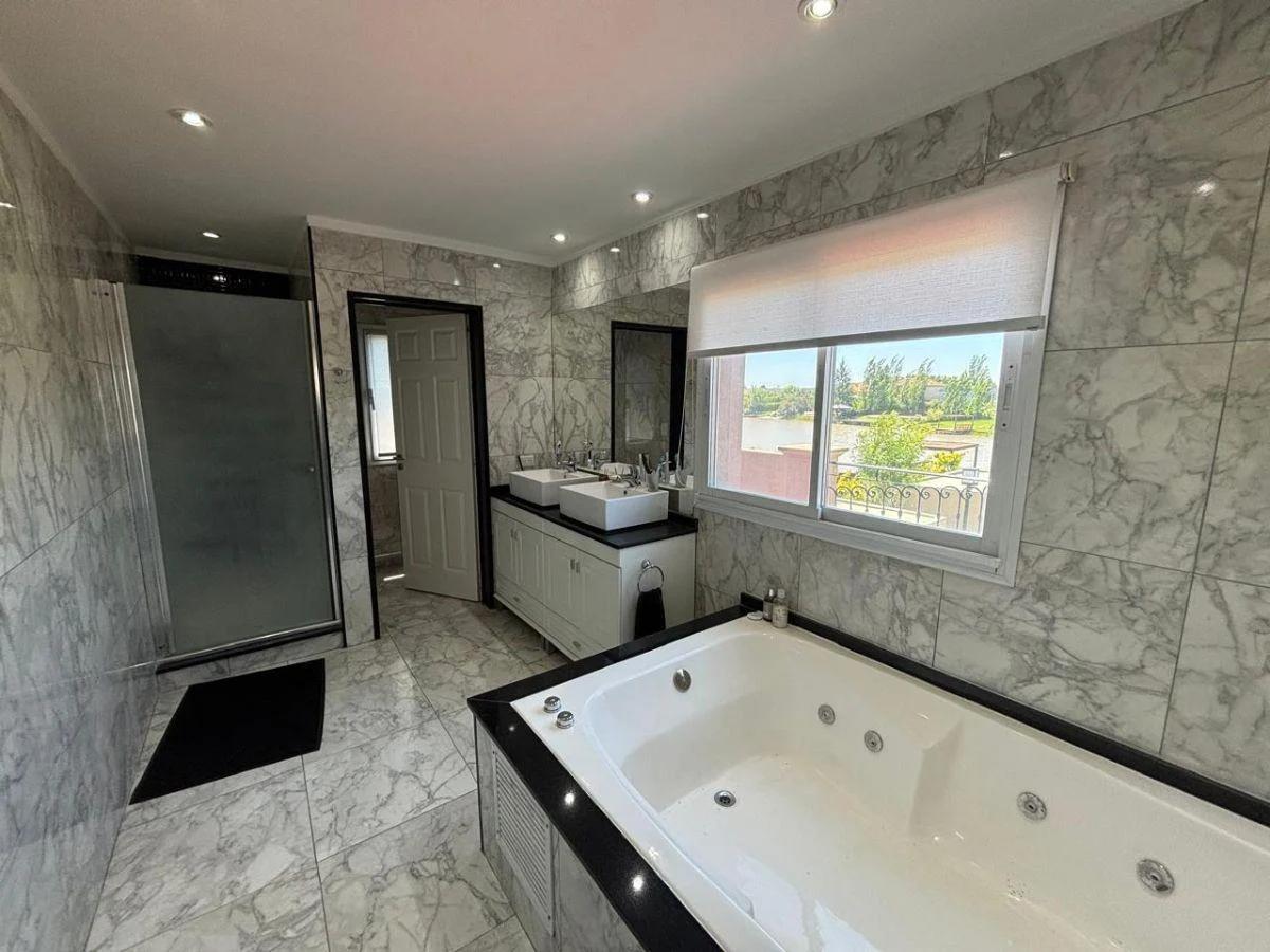 229aa4e2-b602-4b94-8c3d-610ee2950094 Hermosa casa en venta, ubicado en el barrio Club de Campo Santa Rita, San vicente.