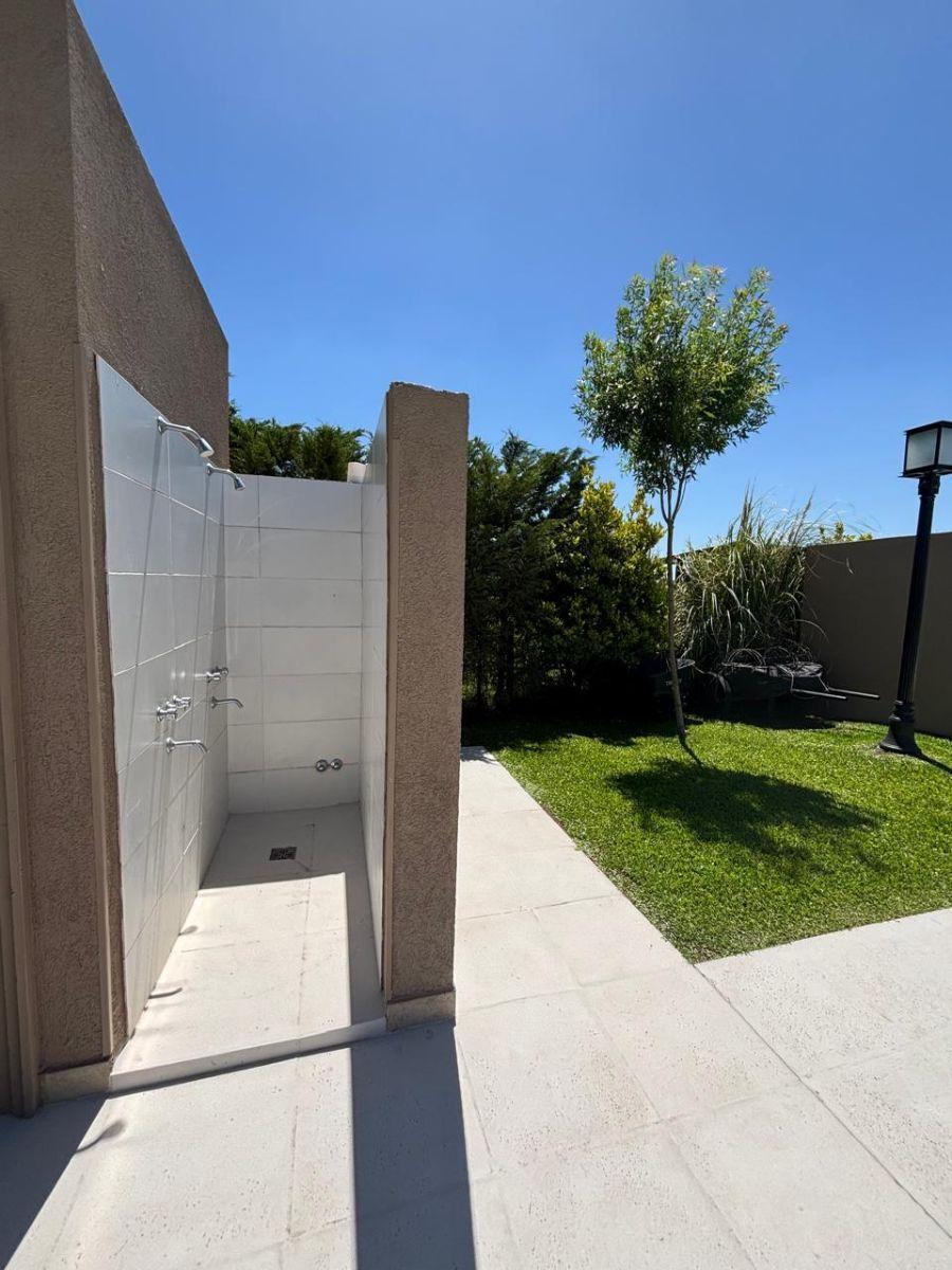 514ab0c8-506a-4f18-bb38-891d7ce107ce Hermosa casa en venta, ubicado en el barrio Club de Campo Santa Rita, San vicente.