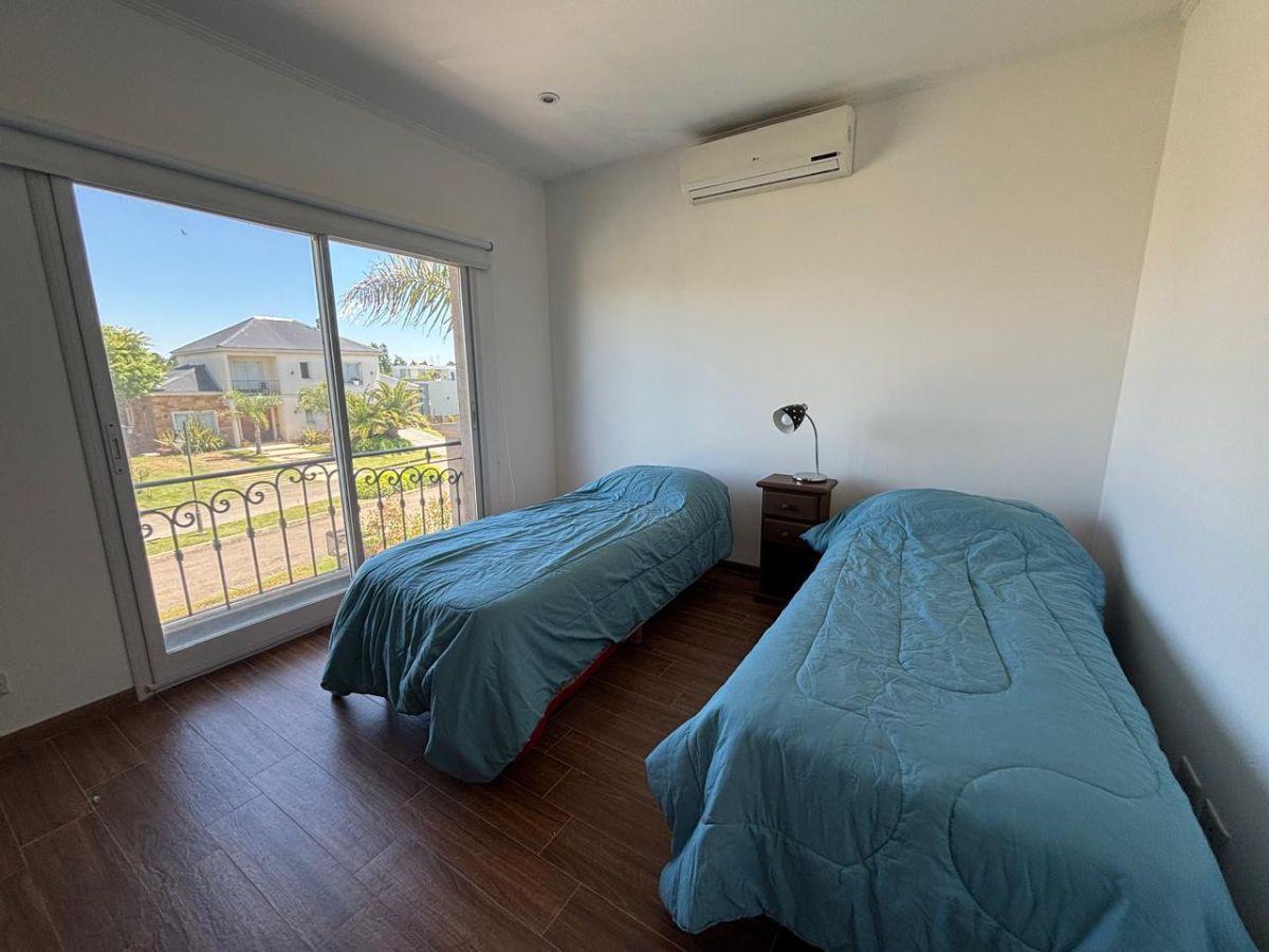 7bc8fac0-f2bd-413a-8d0c-ff566326e07e Hermosa casa en venta, ubicado en el barrio Club de Campo Santa Rita, San vicente.