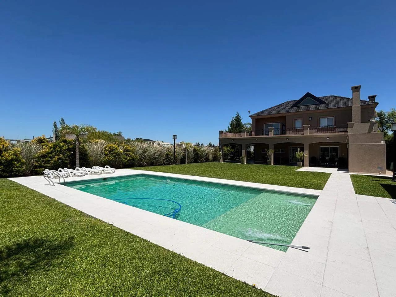ac34ff16-9bd4-4614-9541-ab62488a13c5 Hermosa casa en venta, ubicado en el barrio Club de Campo Santa Rita, San vicente.