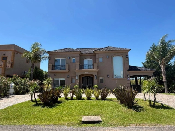 Hermosa casa en venta, ubicado en el barrio Club de Campo Santa Rita, San vicente.
