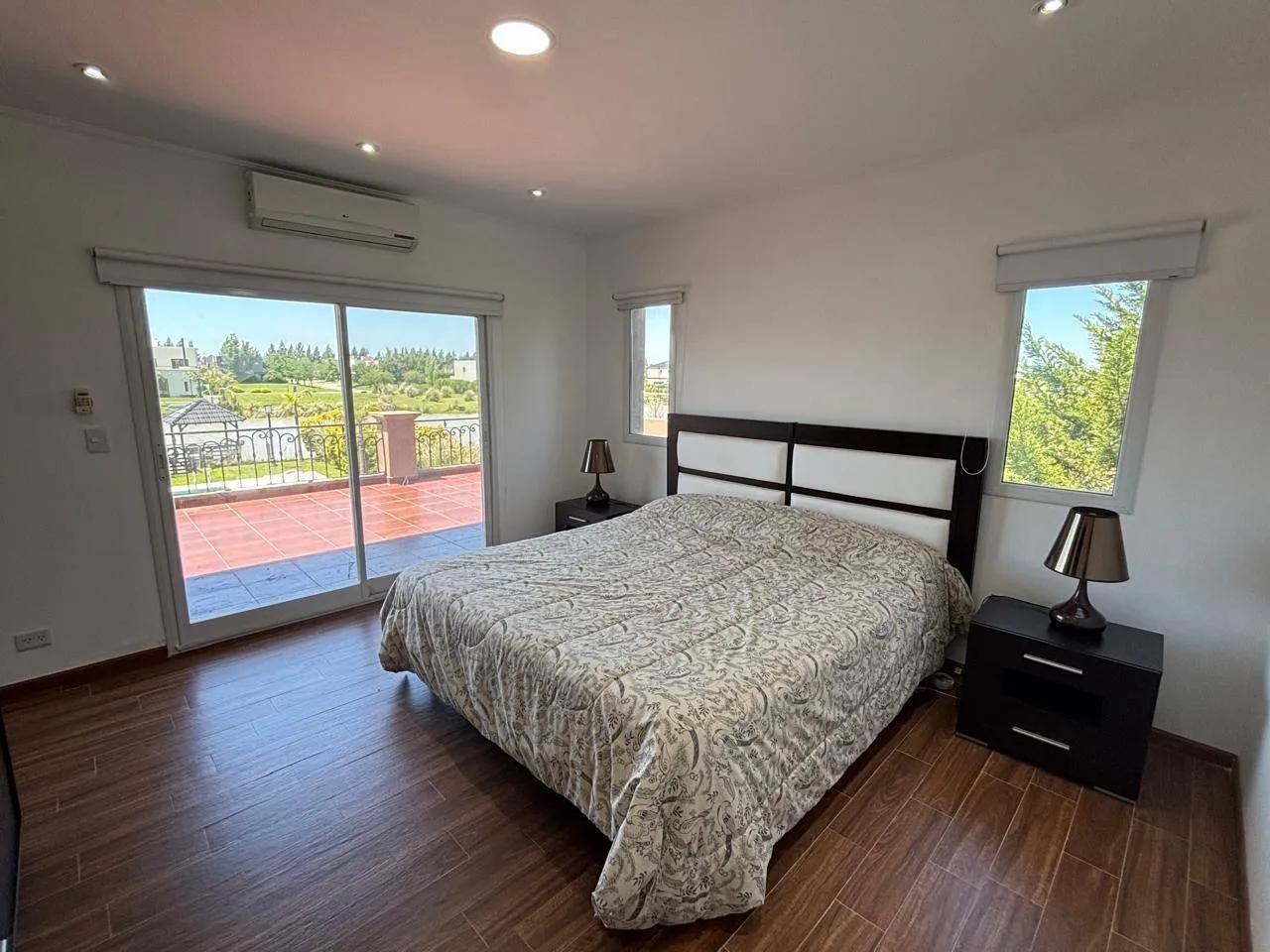 d7353925-f121-4d43-8384-78e616b82426 Hermosa casa en venta, ubicado en el barrio Club de Campo Santa Rita, San vicente.