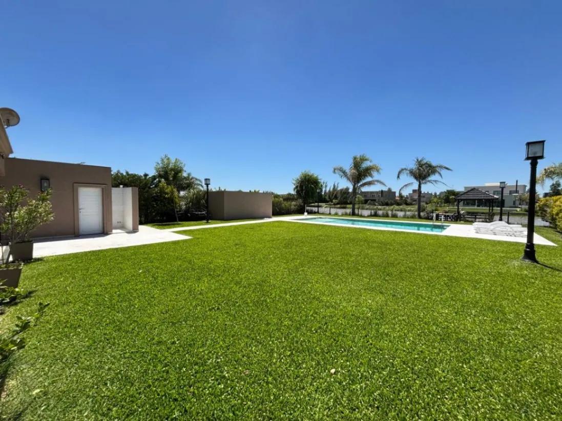 e6417880-4769-4876-8428-3ad3dd4aa367 Hermosa casa en venta, ubicado en el barrio Club de Campo Santa Rita, San vicente.